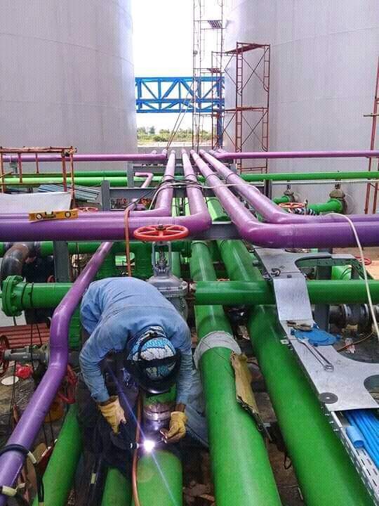 Progress Instalasi Piping di Area Tangki Proyek Industri